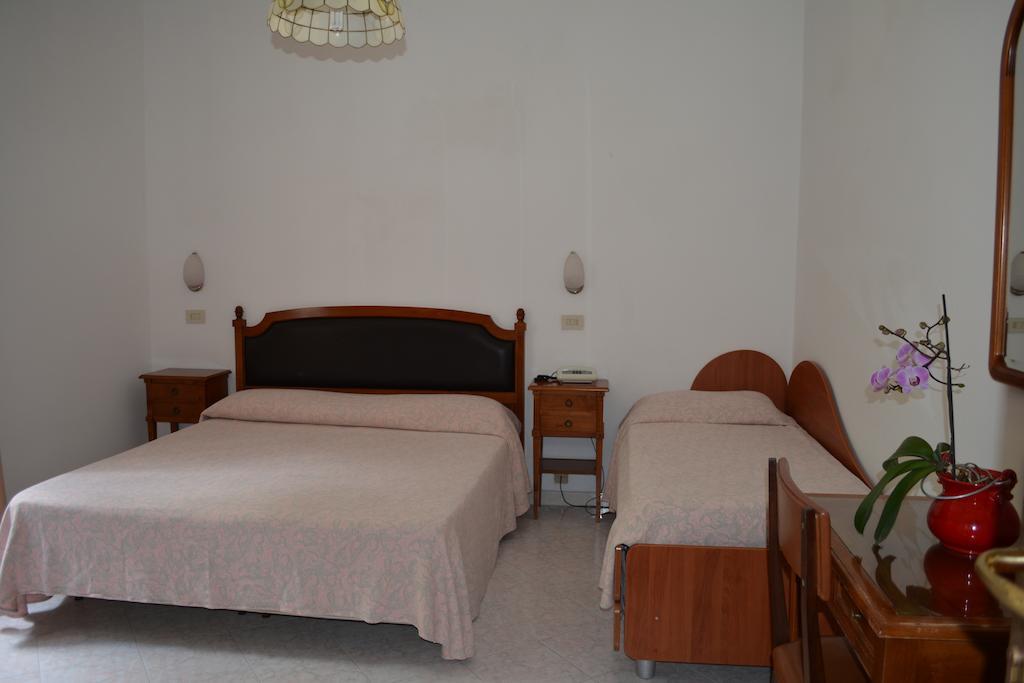 Hotel Maronti Barano dʼIschia Oda fotoğraf